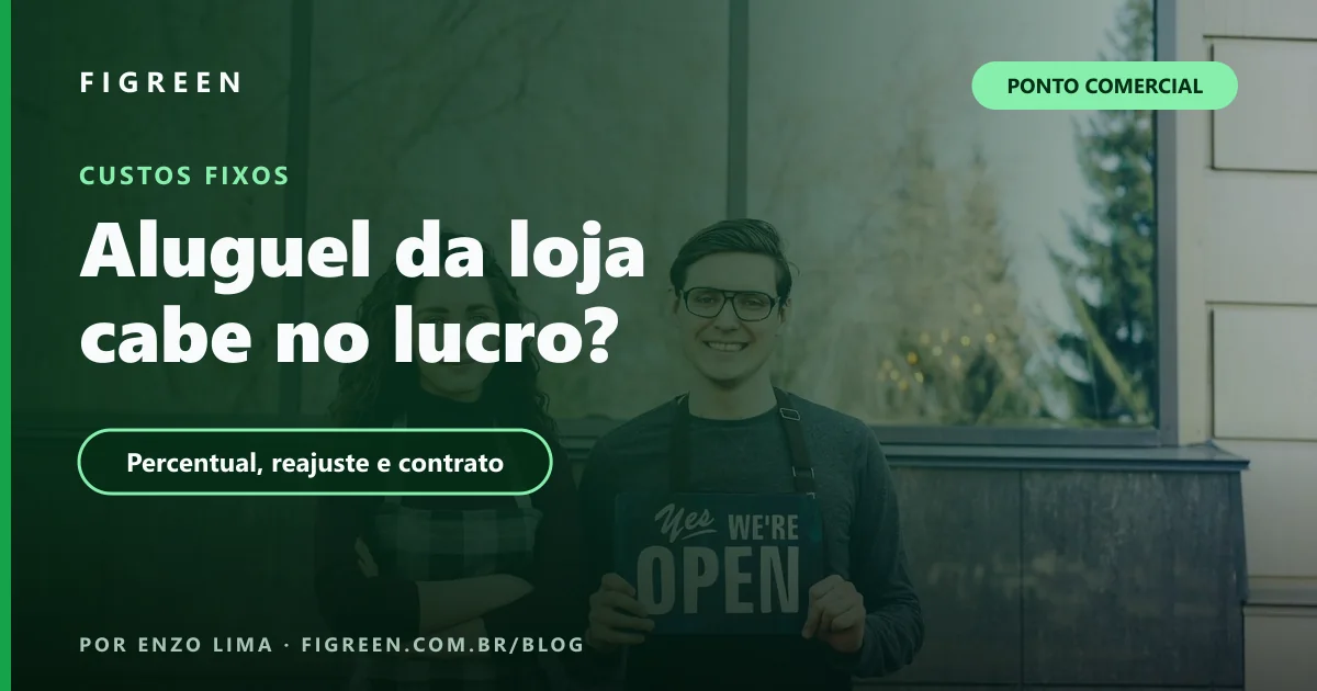 Dois lojistas sorrindo e segurando uma placa de aberto na porta da loja.