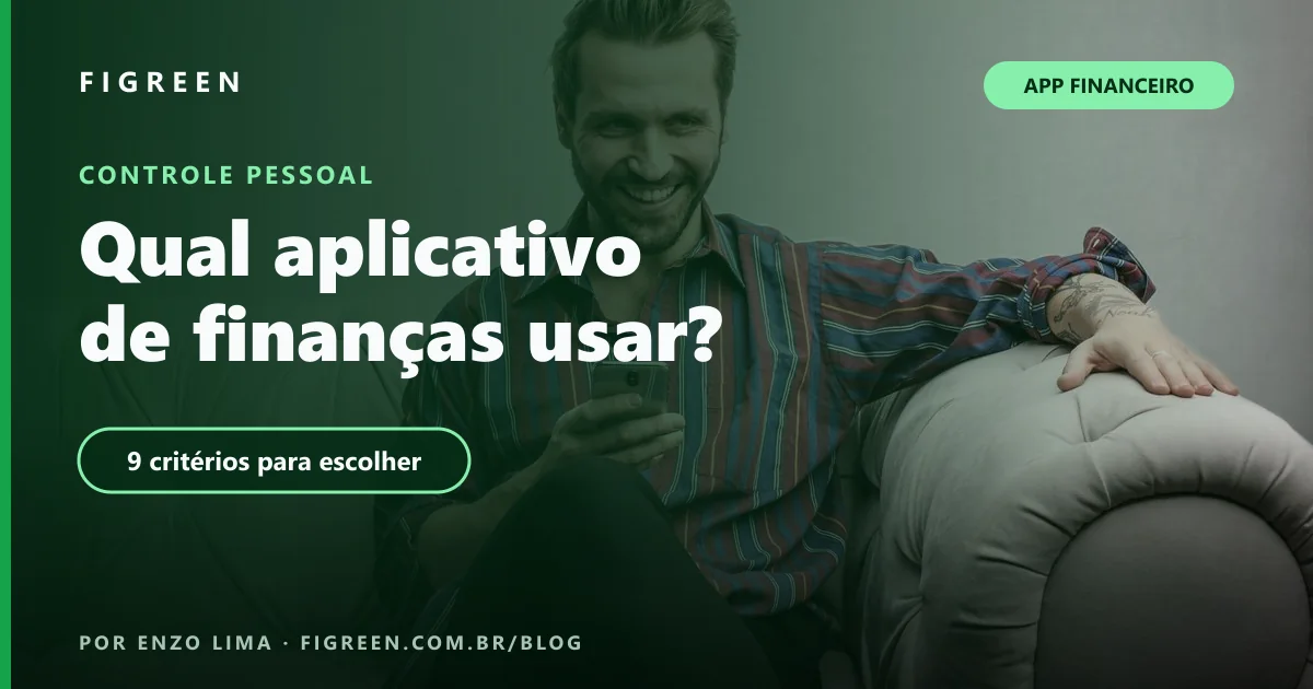 Homem sorrindo sentado em um sofá cinza enquanto usa o celular.