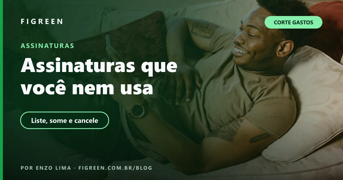 Homem sorrindo deitado em um sofá enquanto olha para o celular.