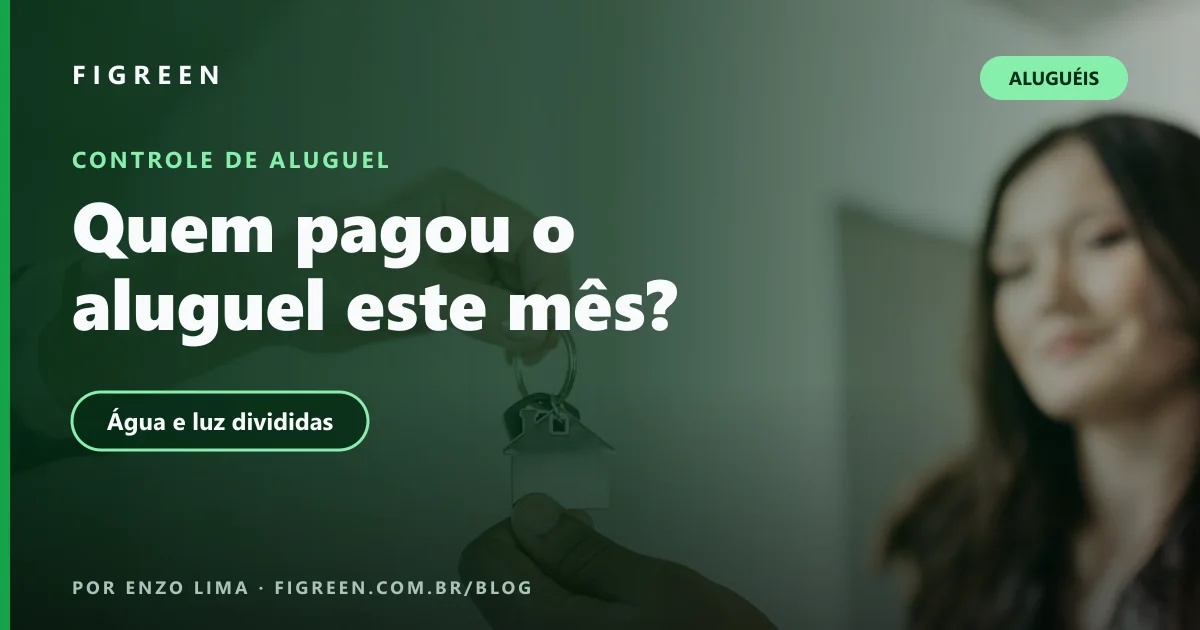 Mulher sorrindo enquanto uma mão entrega um chaveiro em formato de casa a outra pessoa.