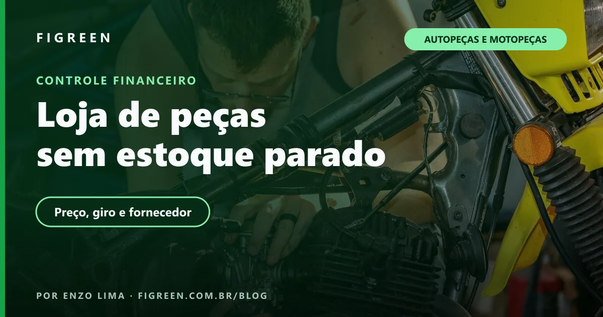 Mecânico consertando uma motocicleta em uma oficina.