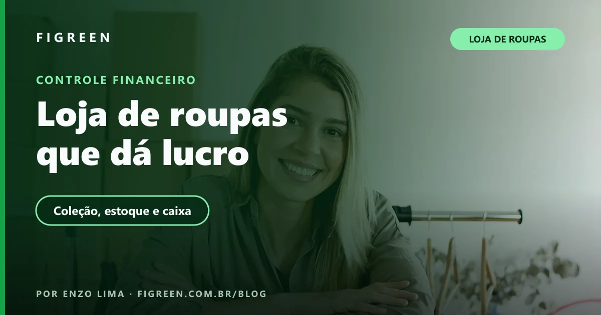 Lojista sorrindo à mesa com caixas de pedidos e notebook, organizando a loja de roupas.