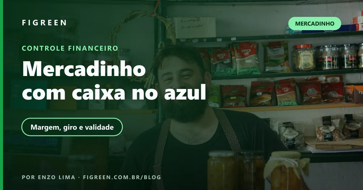Dono de mercadinho sorrindo ao lado de potes de produtos nas prateleiras da loja.