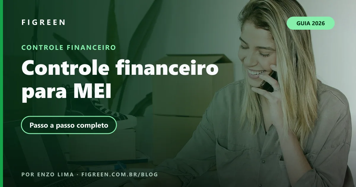Microempreendedora sorrindo ao telefone enquanto anota pedidos, com caixas de envio e notebook sobre a mesa.