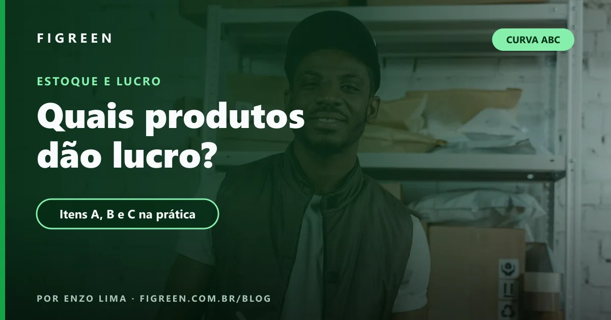 Funcionário sorrindo com uma prancheta diante de prateleiras com caixas de estoque.
