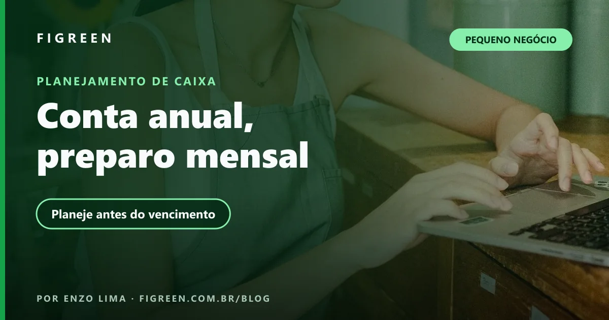 Profissional de avental usa um notebook no trabalho, com a identidade verde da Figreen.