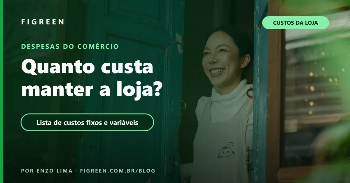 Dona de loja sorrindo diante da porta azul do seu comércio.