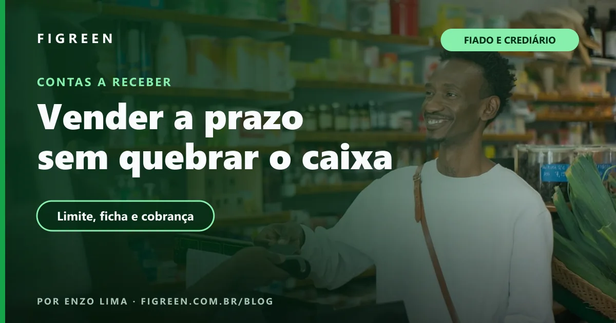 Cliente sorrindo ao pagar no balcão de um comércio de bairro.