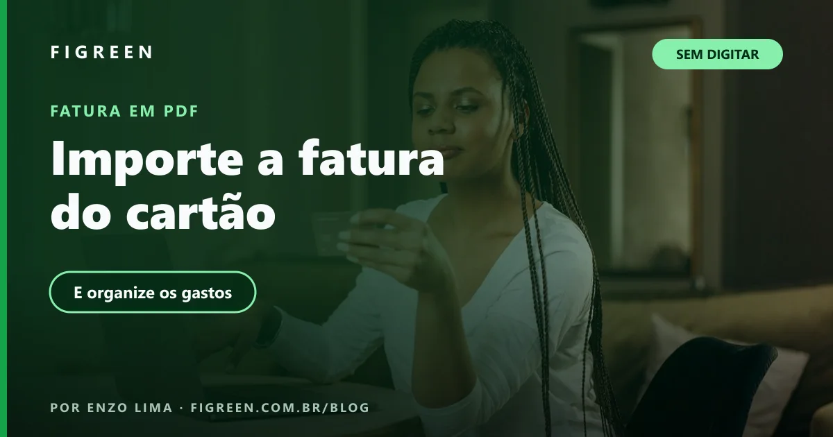 Mulher sentada à mesa segurando um cartão de crédito diante de um notebook.