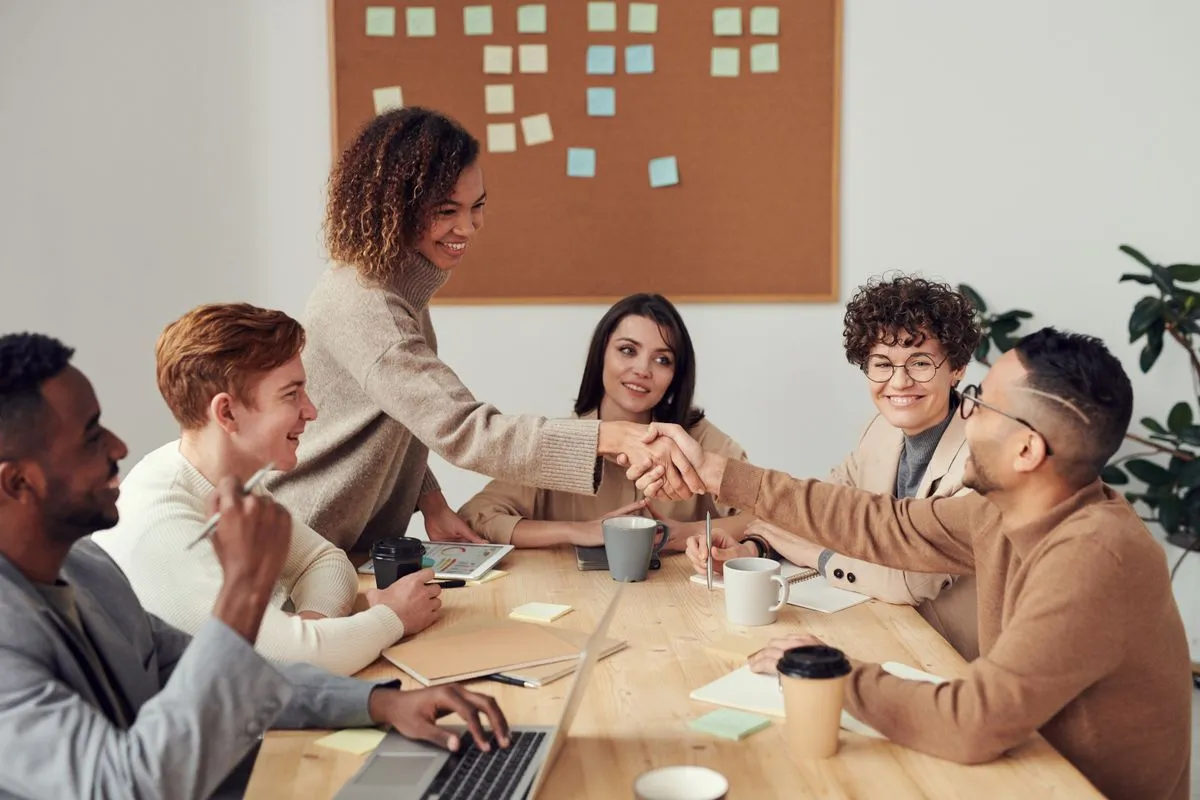 Equipe de gestão financeira discutindo resultados da DRE em reunião empresarial