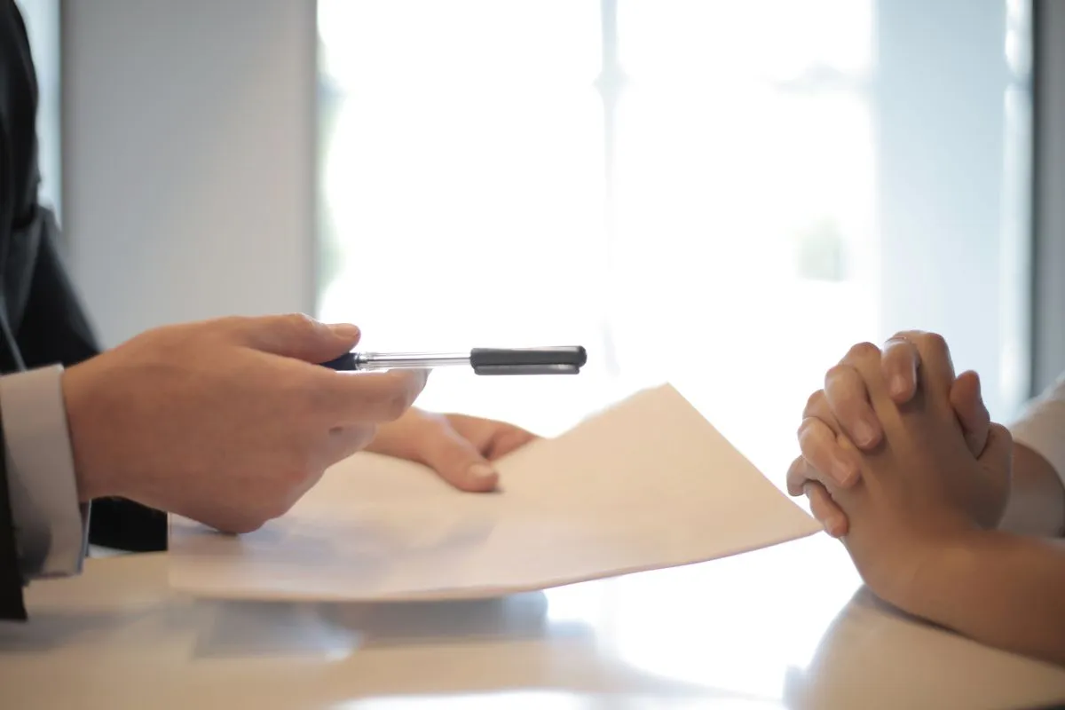 Documentos financeiros e relatórios de despesas empresariais organizados na mesa