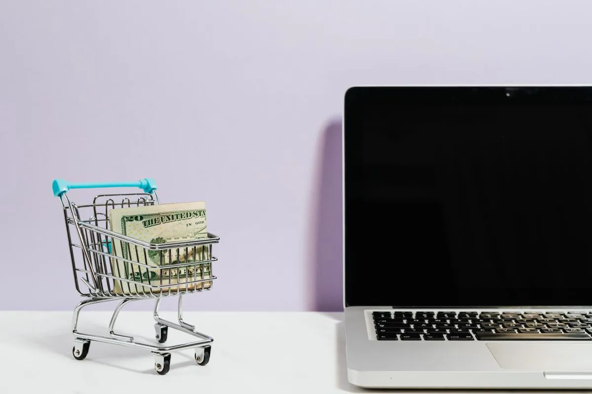 Pessoa organizando caixas de pedidos para envio em loja de e-commerce