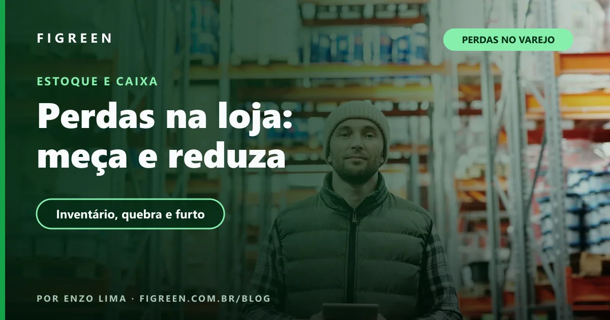 Funcionário de estoque olhando para a câmera com um tablet nas mãos entre prateleiras.