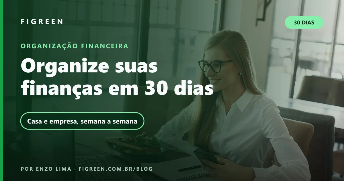 Mulher de óculos sorrindo enquanto usa o celular e anota em um caderno ao lado do notebook.